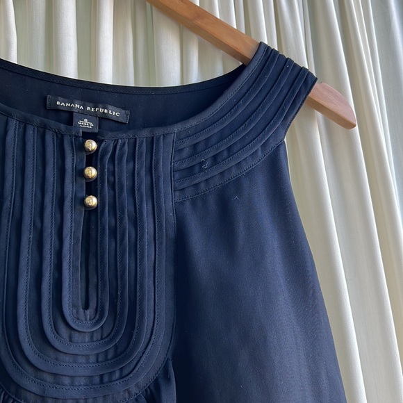 Banana Republic - size 8 - navy sleeveless blouse perfect for work! - Picture 2 of 4